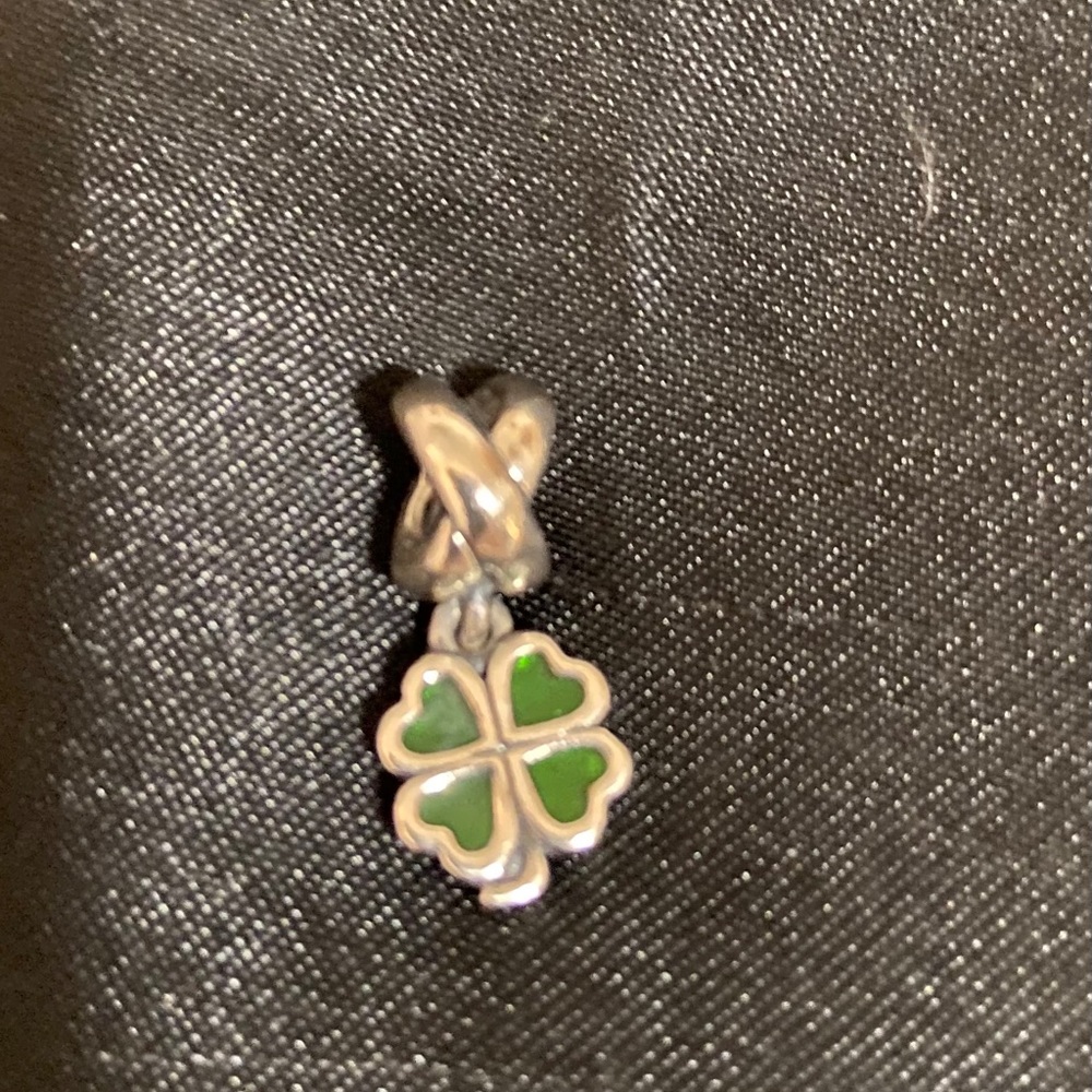 Pandora Four Leaf Clover Charm
Item No. 790572EN25